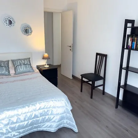 Spacious And Comfortable With Balcony In Apartment *