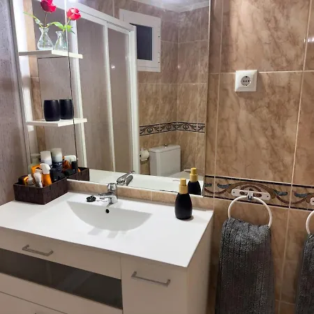 Spacious And Comfortable With Balcony In Apartment Valencia