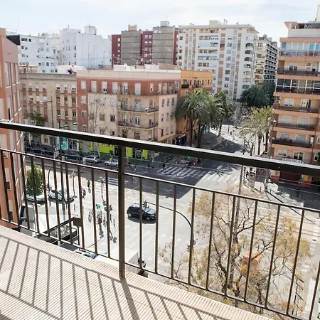 Spacious And Comfortable With Balcony In Apartment Valencia
